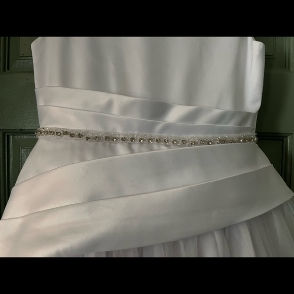 GIRLS WHITE DRESS WITH TIARA AND VEIL SIZE 8 - Picture 3 of 12